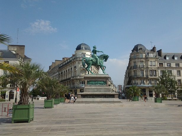 Que podemos ver en Orleans (Francia) 13 Plaza de Martroi