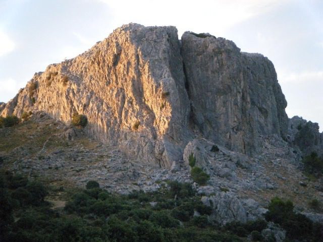 Vias de Escalada Peñon de Benadalid en Benadalid (Malaga) 1 Zona escalada peñon de Benadalid