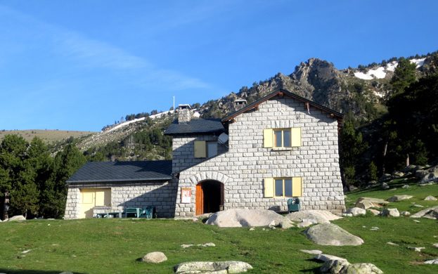 Cima del Puigpedros desde refugio de Malniu (Girona) 5 Refugio de Malniu