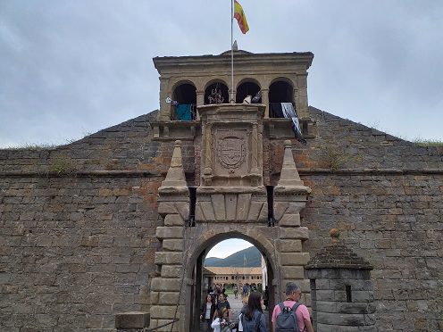Que podemos ver en Huesca (Aragon) 8 Portico ciudadela de Jaca
