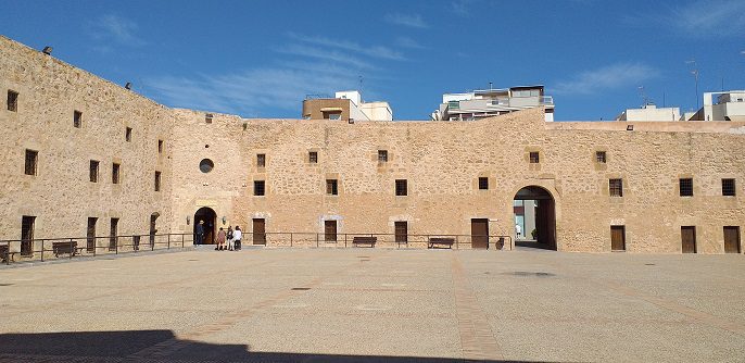 Que podemos ver en Tabarca (Alicante) 7 Interior fortaleza santa Pola