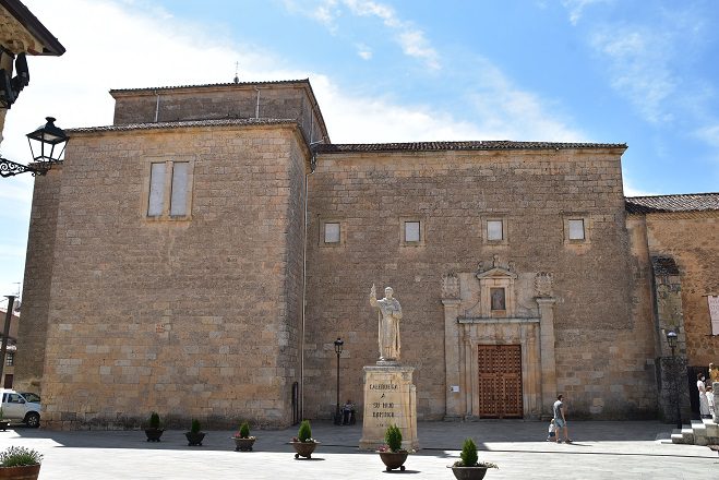 Que podemos ver en Caleruega (Burgos) 3 Monasterio y estatua santo Domingo de Guzman