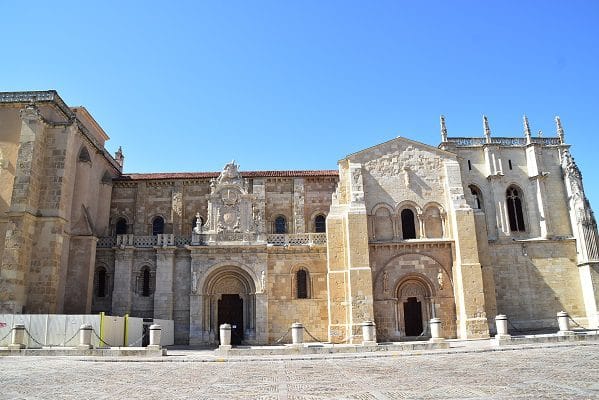 Que podemos ver en Leon 13 Basilica de san Isidoro