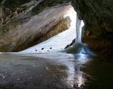-Aviso de peligro en la Cueva del Hielo de Peñacastil 2 Cueva del hielo de Peñacastil